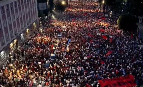  T i japim fund Katovicës dhe pardesyve të bardha   Mësuesi i historisë i bashkohet protestës me nxënësit  Klasa është këtu në shesh  dilni të gjithë 
