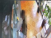 VIDEO/ Tentoi të vidhte Exchange me pistoletë lodër, momenti kur i riu ikën me vrap pasi punonjësja i ra alarmit