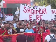 “Rama jepe dorëheqjen”- Mijëra vetë marshojnë nga sheshi Skënderbej drejt Kryeministrisë: Prite popullin se po vjen! Revolucion