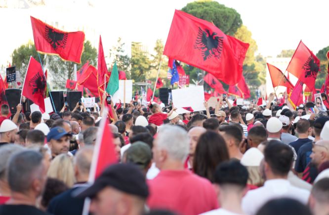 Morën pjesë në protestë  kryeministri i quajti  hordhi pushtuese   BIRN  Retorika e Ramës kundër shqiptarëve të rajonit kritikohet si përçarëse