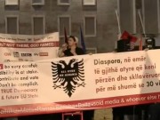 VIDEO/ “Artistëve ua mbushëm xhepat, të shitur”- Diaspora me banderolën gjigante, shpalos 6 kërkesat: Nga dorëheqja dhe qeveria teknike, te Kodi Zgjedhor