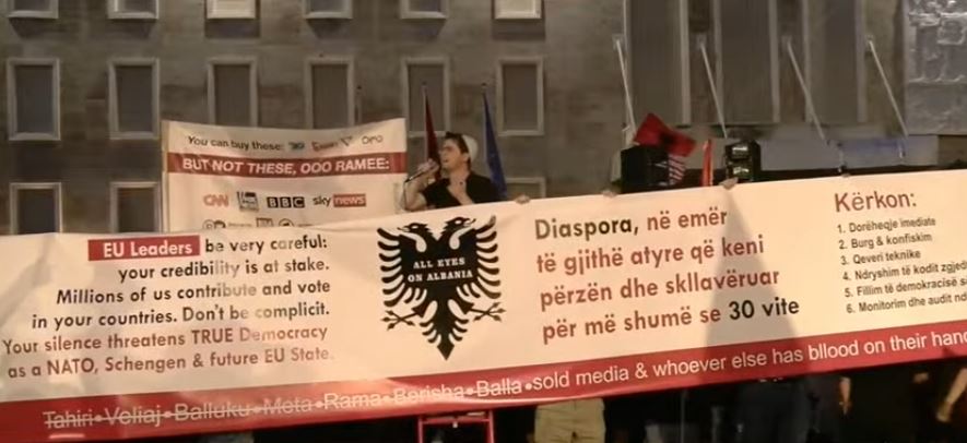 VIDEO   Artistëve ua mbushëm xhepat  të shitur   Diaspora me banderolën gjigante  shpalos 6 kërkesat  Nga dorëheqja dhe qeveria teknike  te Kodi Zgjedhor