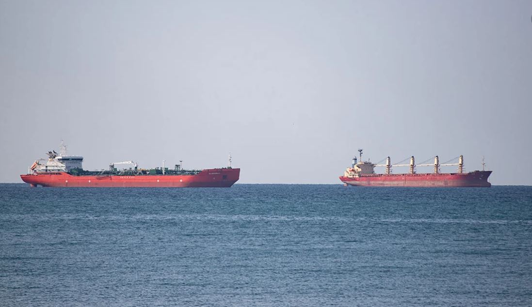 FOTO  Ushtria ukrainase bombardon tankerin rus të  Flotës hije  në Detin e Zi 