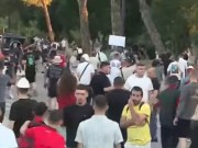 VIDEO/ Dita e 13-të e revoltës qytetare, tentohet provokimi i protestuesve në bulevard, aktivistët thirrje: Mos bini pre, qytetarët janë këtu!