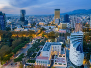 Një rrogë nuk mjafton për të mbyllur muajin, shpenzimet e një individi në Tiranë sa 112% e pagës, e dyta më e lartë në Europë! Kostoja e jetesës, më e shtrenjtë