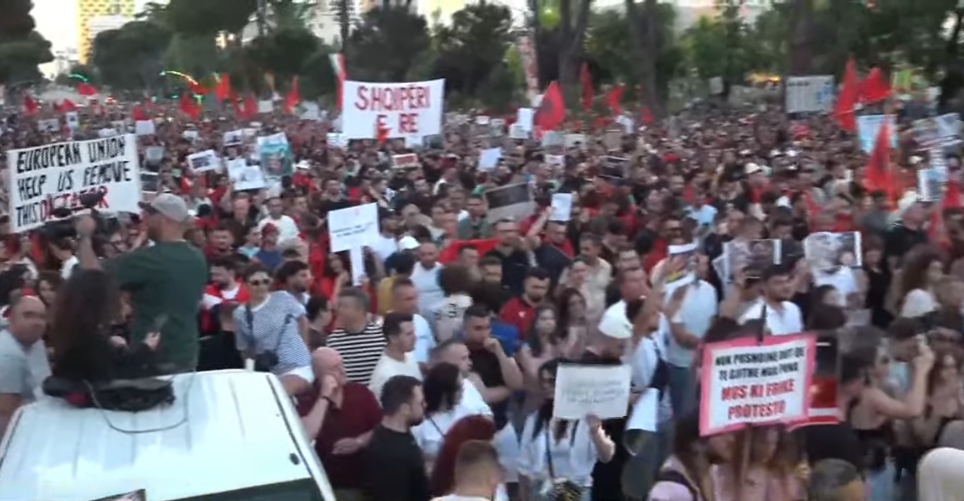 nuk-ka-negociata-protestuesi-edi-rama-i-ulet-melonit-ne-gjunje-dhe-shkel-me-kembe-krejt-shqiperine-duam-qeveri-teknike