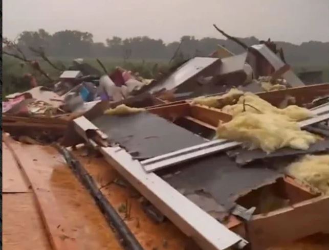VIDEO  Mot ekstrem në SHBA  tornado  fshin  gjithçka gjen përpara  130 mijë familje pa energji  banori filmon momentin kur i rrafshon shtëpinë