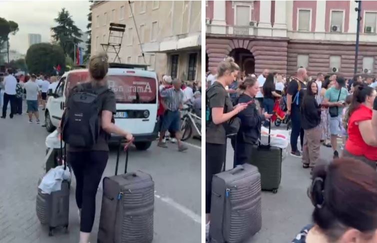 Protesta masive në ditën e 15 të për rrëzimin e Edi Ramës  turistet i bashkohen qytetarëve para kryeministrisë