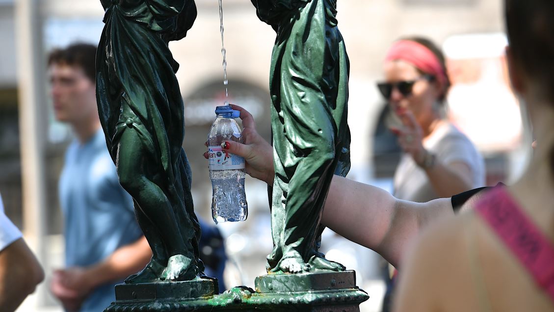 Vala e të nxehtit godet Francën  temperaturat do shkojnë në mbi 40 gradë  Frikë për vapë të zgjatur dhe alarm për masa lehtësuese