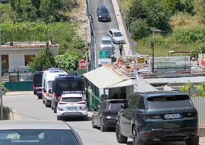 DETAJE  Vrasja e Ardian Baloshit në Kamëz  viktima e autori banorë të zonës  Kalimtarët e rastit e dërguan në spital  Llanaj u largua me makinë