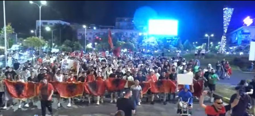 zogu i zi protesta