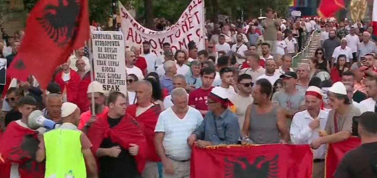 36 proteste