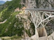 EMRI/ Po bënte ngjitje me litar pranë Urës së Vashës, 33-vjeçari bie në lumë dhe mbytet! Polumbarët kërkojnë për trupin e tij