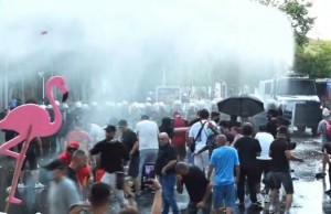 Makina-e-ujit-drejt-protestuesve-770x402