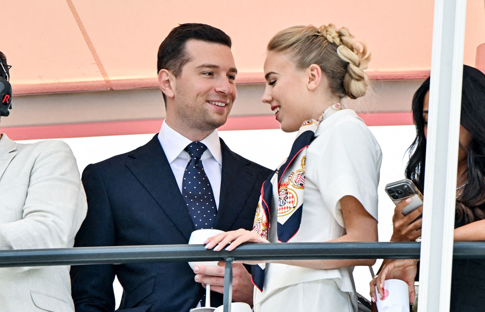 Jordan Bardella avec sa compagne la princesse Maria Carolina de Bourbon-Deux-Siciles en tribunes assistent au Formula 1 Louis Vuitton Grand Prix de Monaco 2026