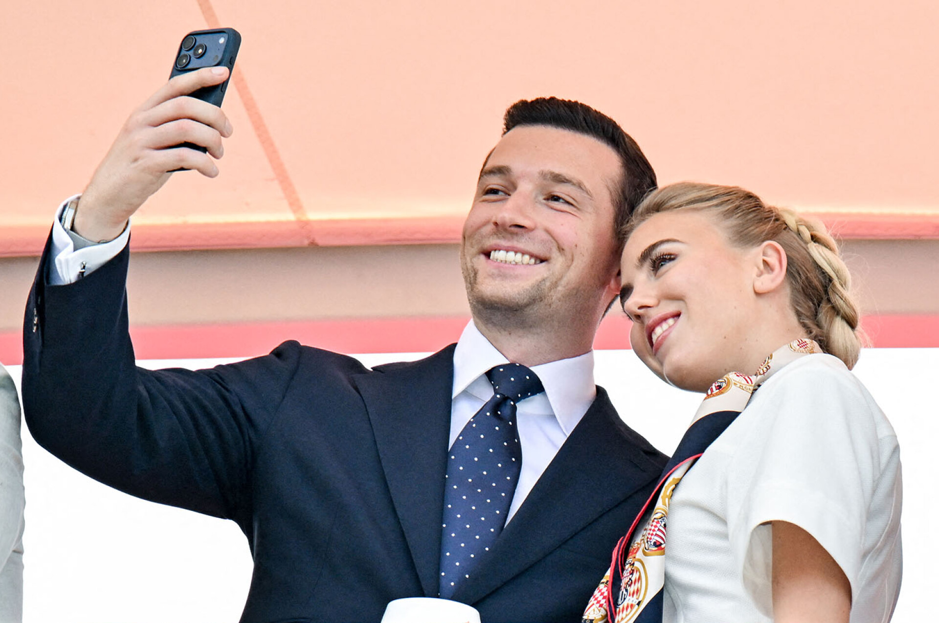Jordan Bardella avec sa compagne la princesse Maria Carolina de Bourbon-Deux-Siciles en tribunes assistent au Formula 1 Louis Vuitton Grand Prix de Monaco 2026