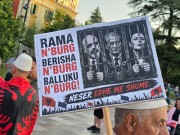 FOTOLAJM/ “Rama n’burg, Berisha n’burg, Balluku n’burg!”- Protesta e 46-të, pankartat ironike të qytetarëve: Bukë nuk ka, spektakël ka plot! Populli nuk dorëzohet