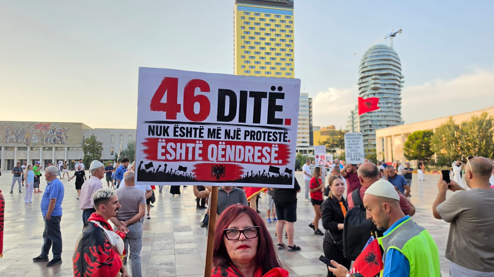 Protesta e 46-te, pankartat (2)