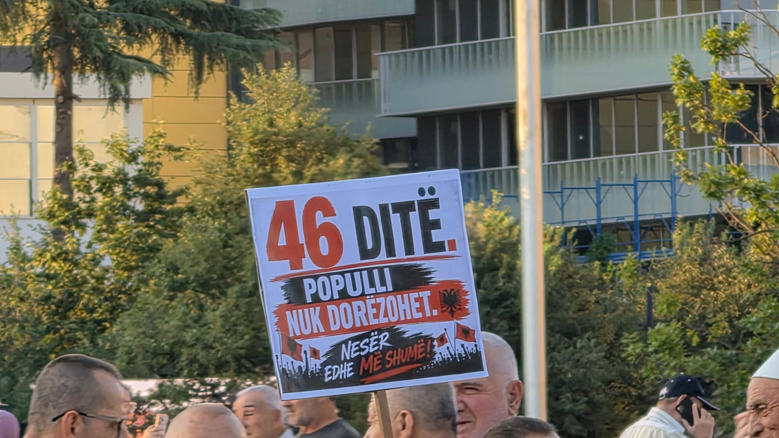 Protesta e 46-te, pankartat (3)