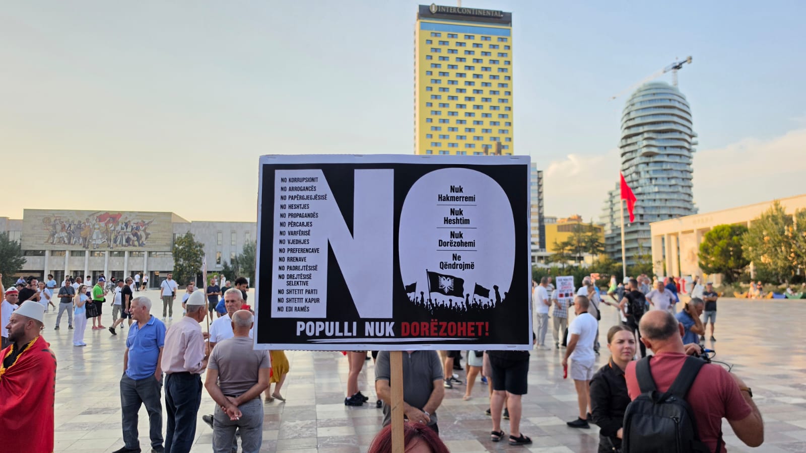 Protesta e 46-te, pankartat (4)