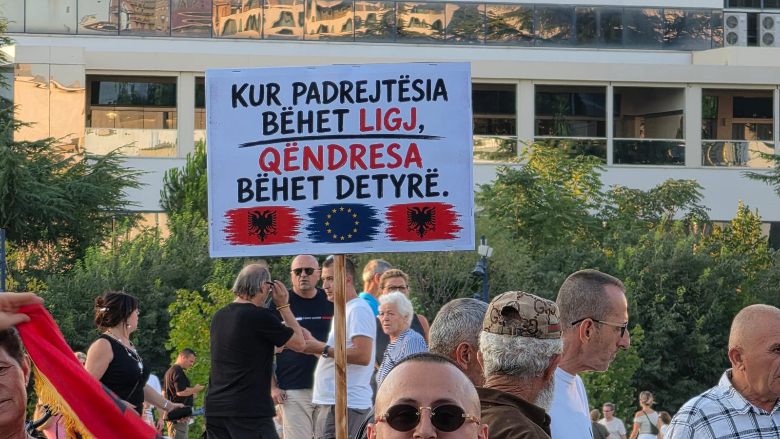 Protesta e 46-te, pankartat (6)