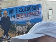 FOTOLAJM/ “Dhi e zgjebosur dhe bishtin përpjetë”- Pankartat e protestës së 42-të: Rilindja 2.0, llogaridhënia 0.0