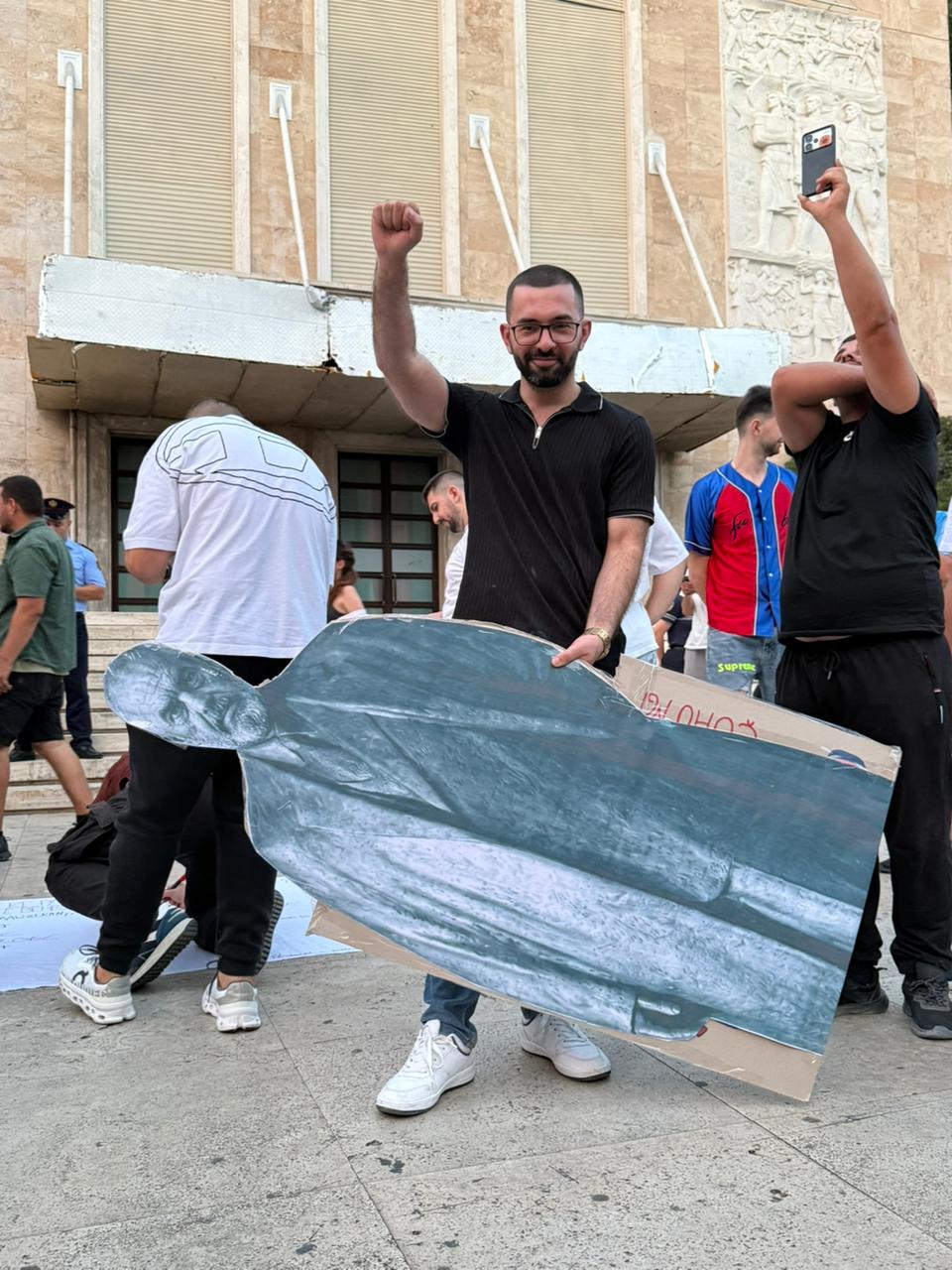 edi rama pankarta enver hoxha (2)