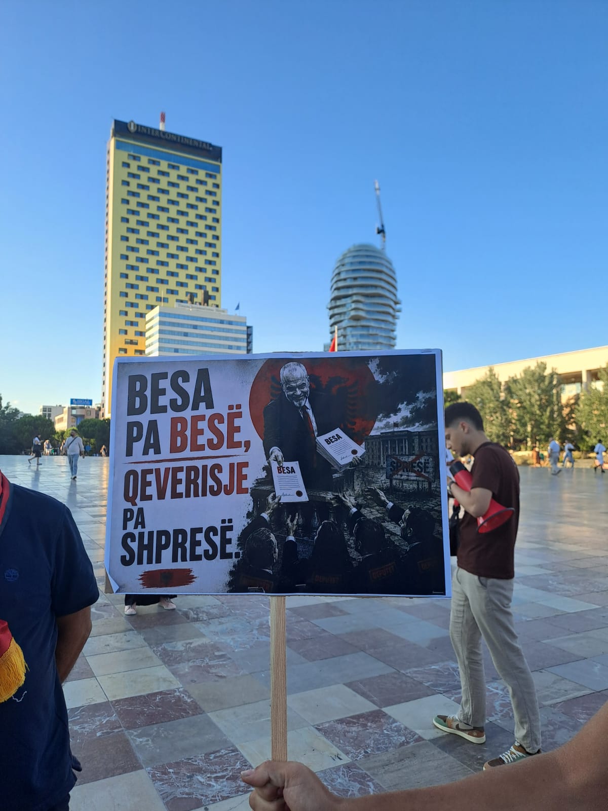 edi rama pankarta protesta 55 besa (1)