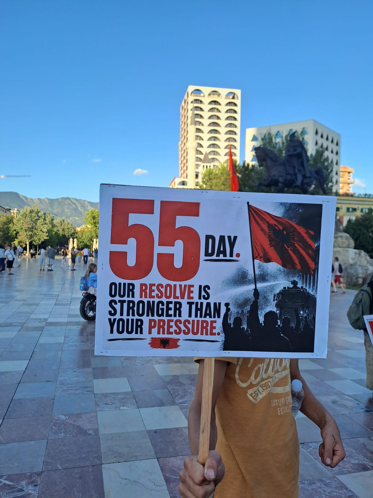 edi rama pankarta protesta 55 besa (10)