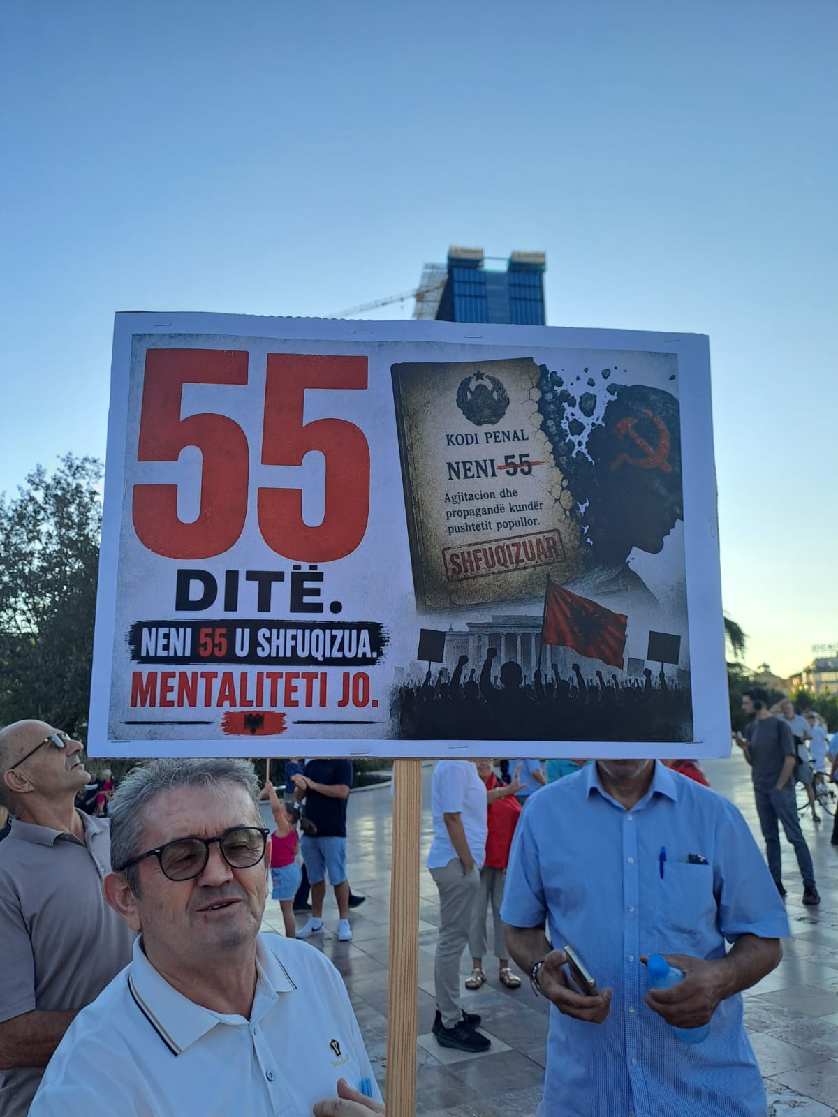 edi rama pankarta protesta 55 besa (11)