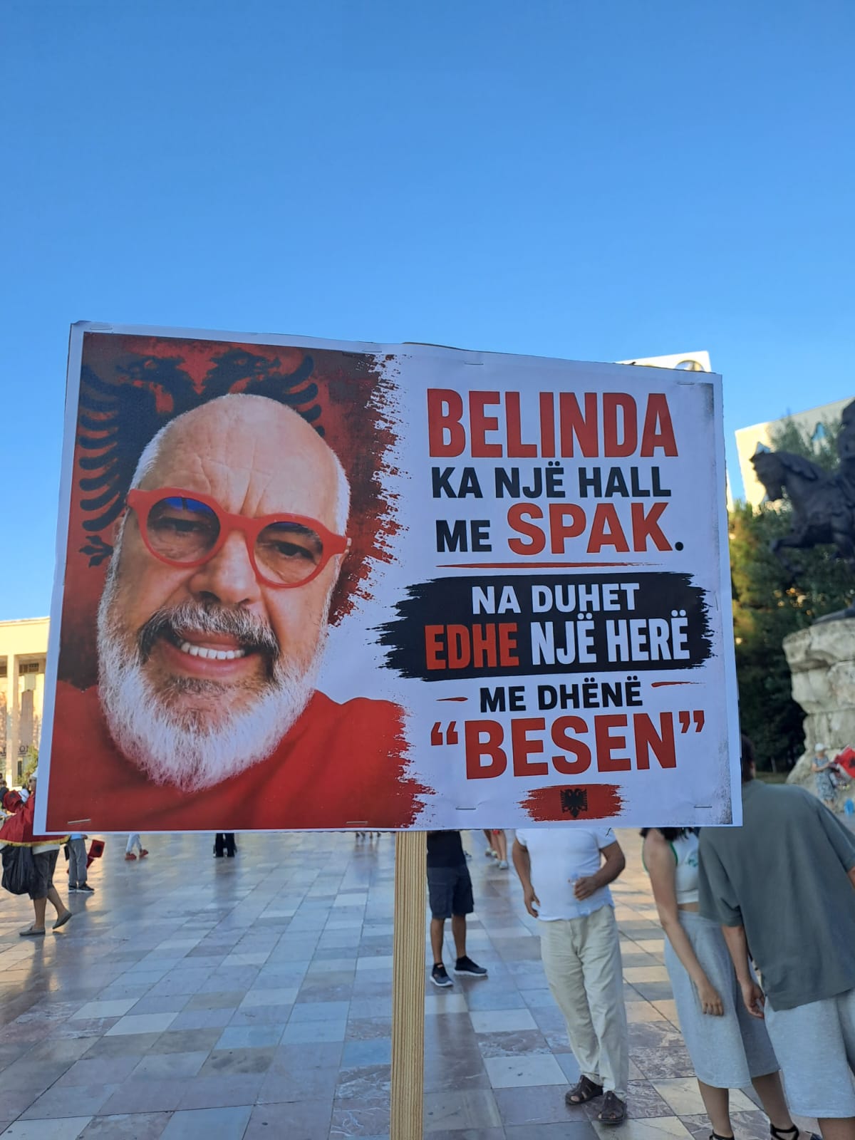 edi rama pankarta protesta 55 besa (12)