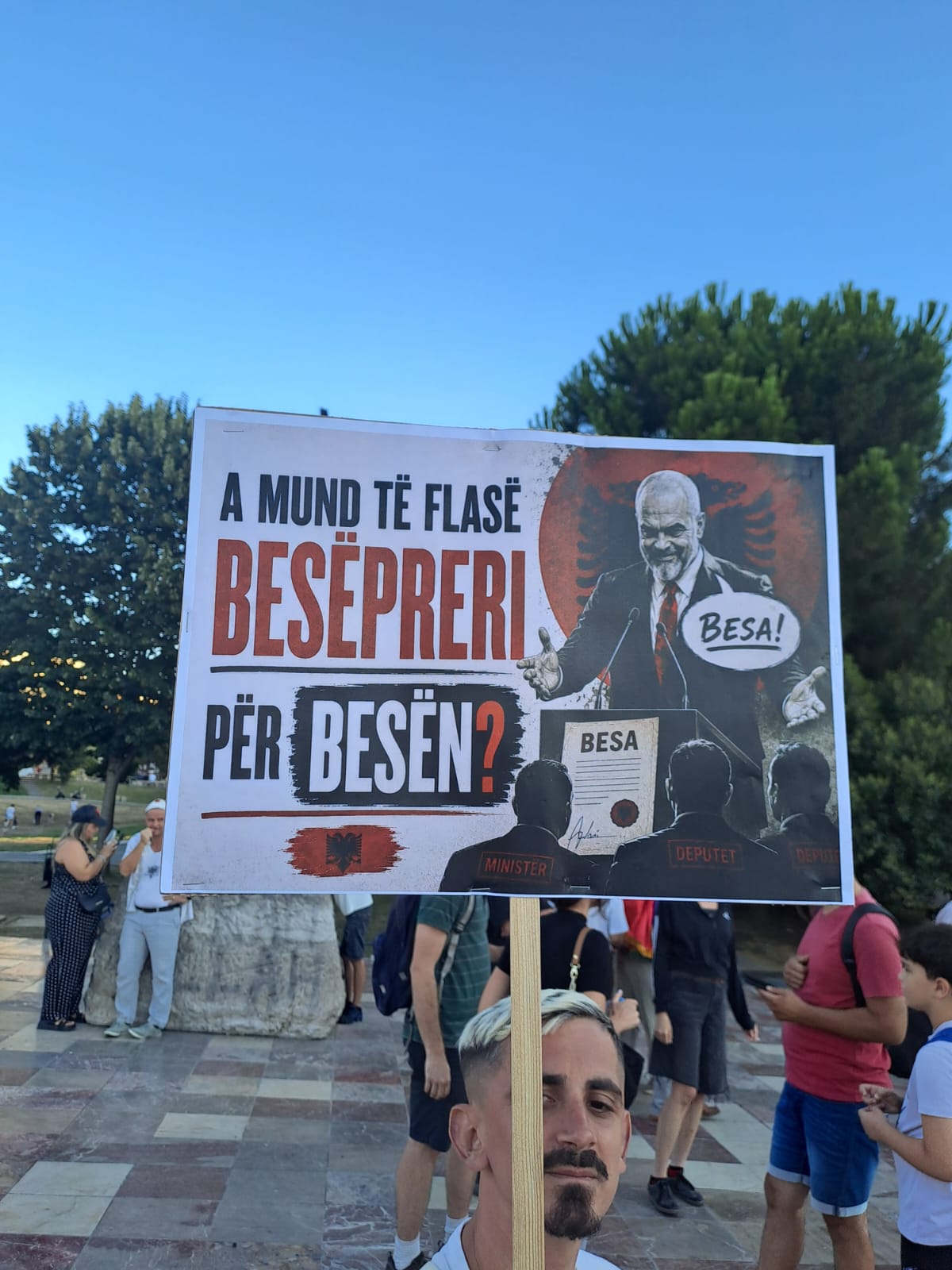 edi rama pankarta protesta 55 besa (13)