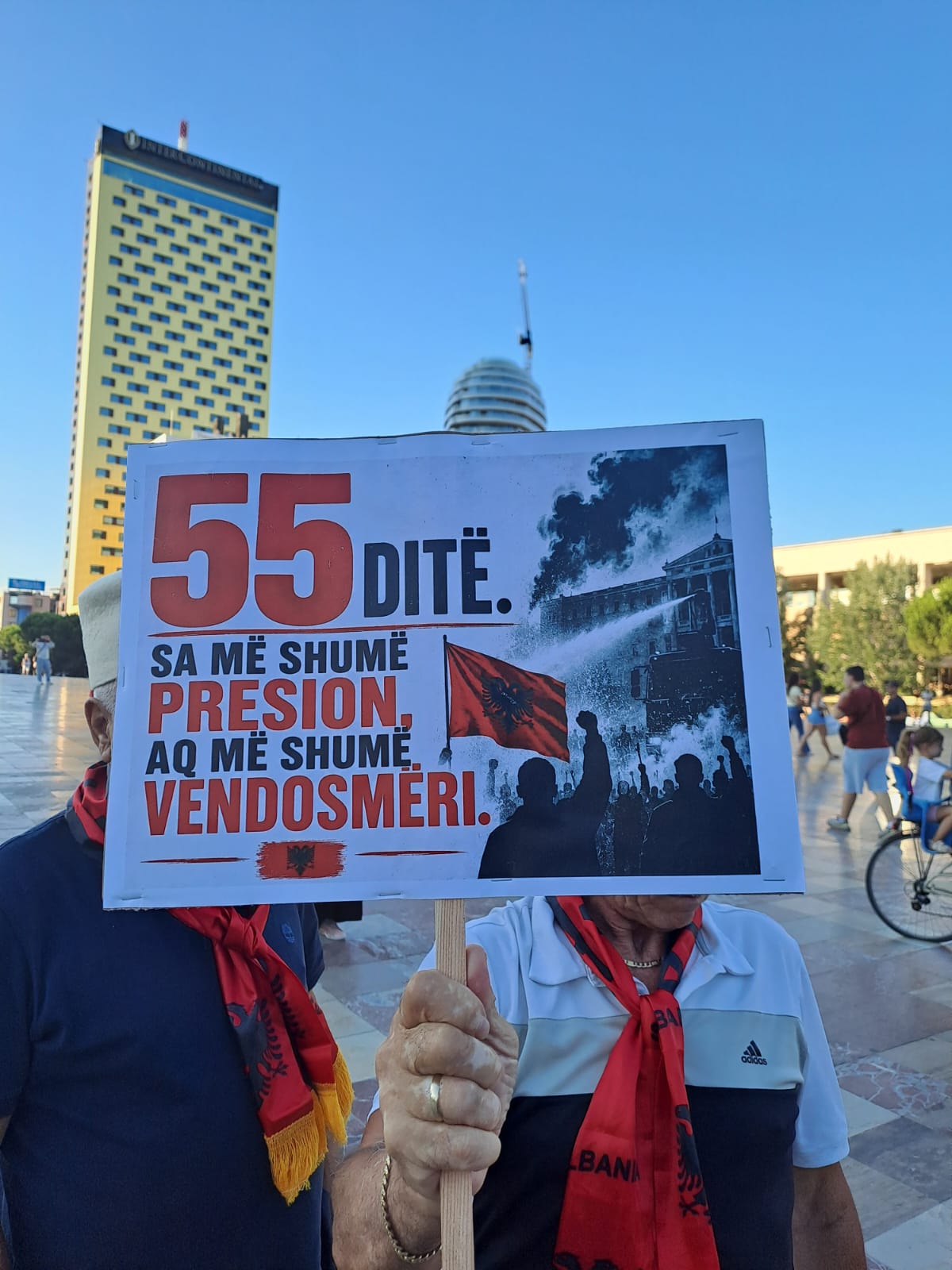 edi rama pankarta protesta 55 besa (17)