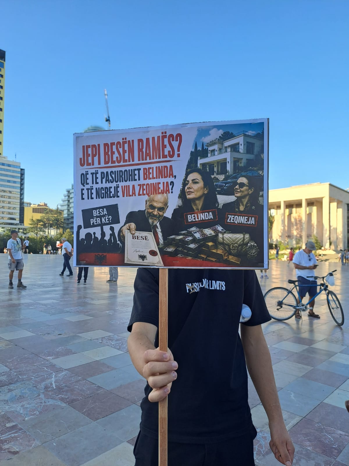 edi rama pankarta protesta 55 besa (18)