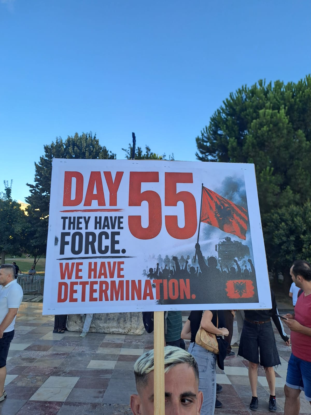 edi rama pankarta protesta 55 besa (2)