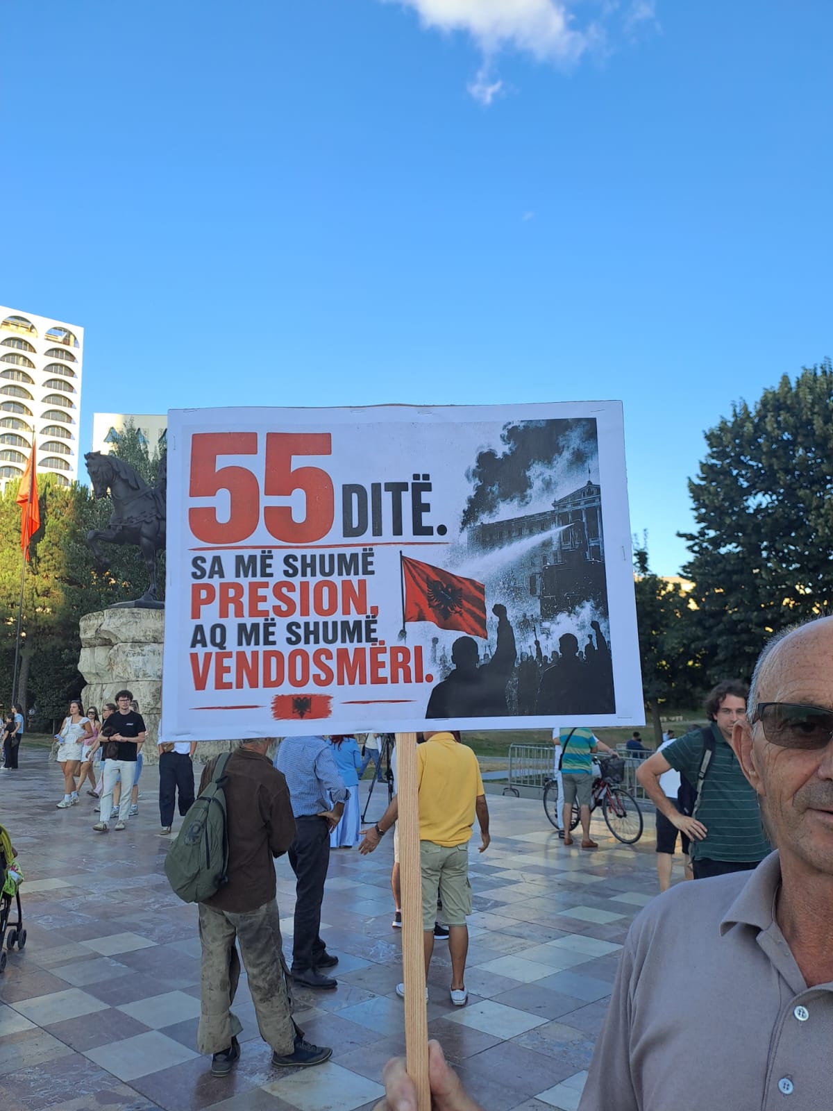 edi rama pankarta protesta 55 besa (3)