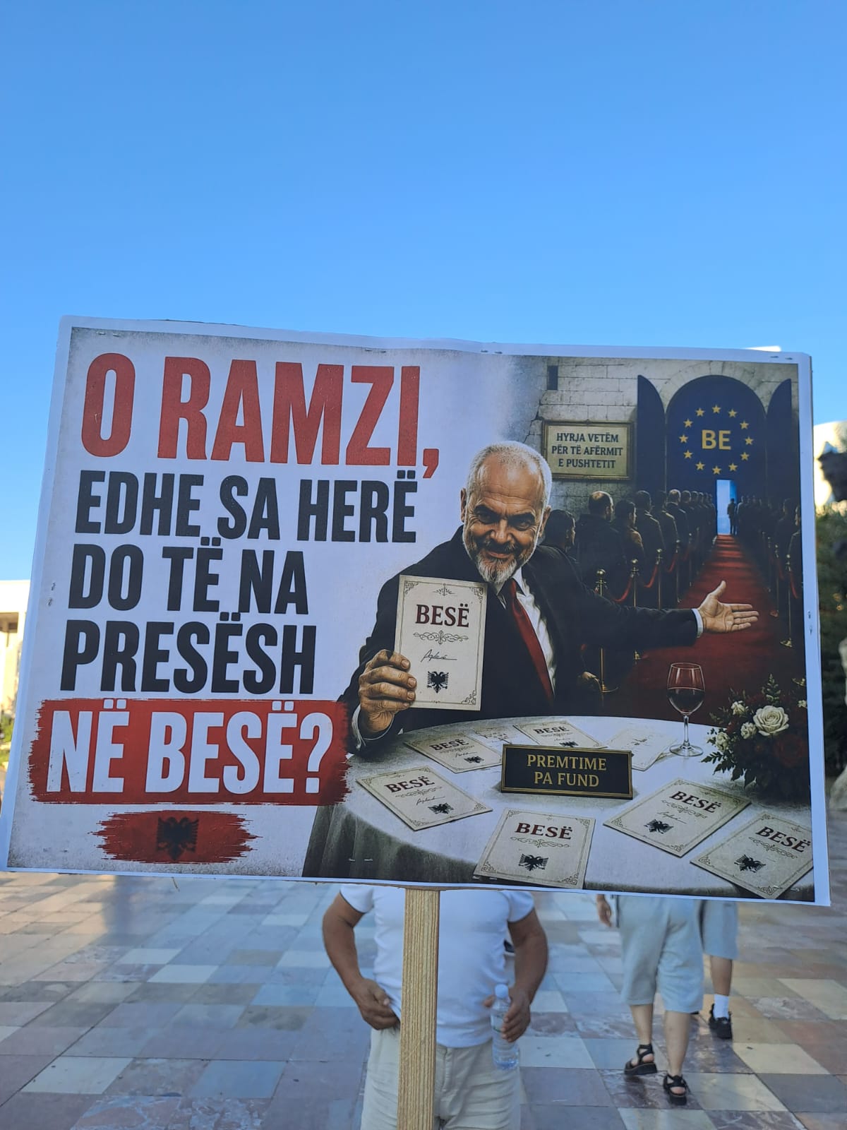 edi rama pankarta protesta 55 besa (4)