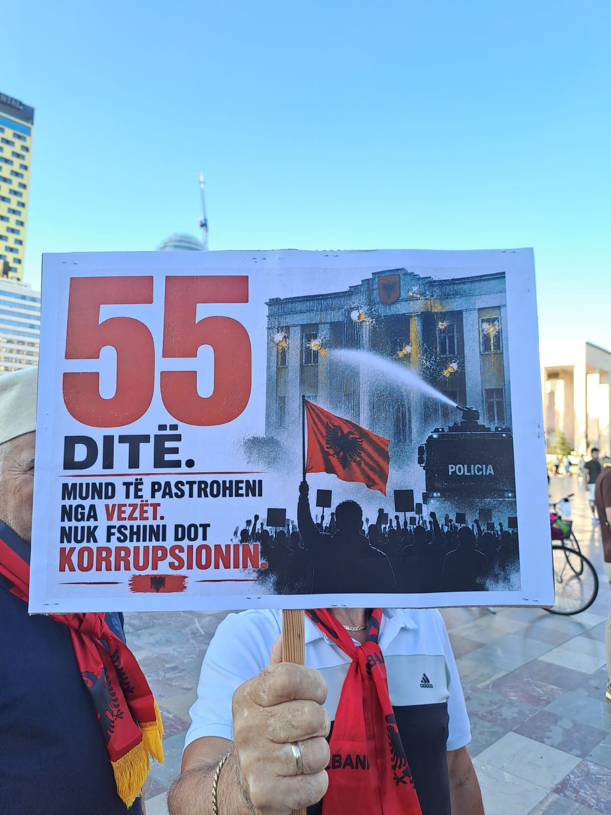edi rama pankarta protesta 55 besa (5)
