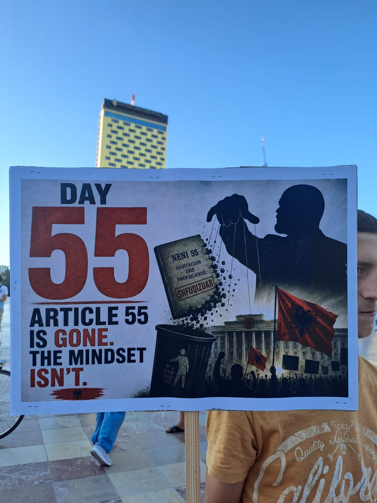 edi rama pankarta protesta 55 besa (7)