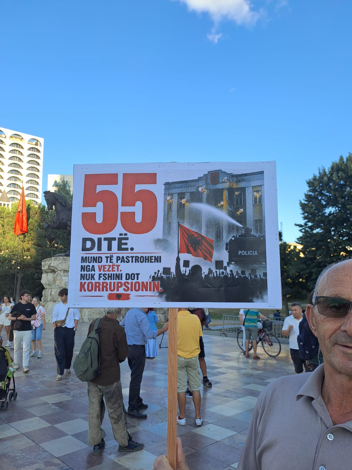 edi rama pankarta protesta 55 besa (8)