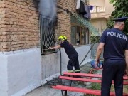 PAMJE/ E rëndë në Korçë, zjarr në një pallat, humb jetën i moshuari 72-vjeçar