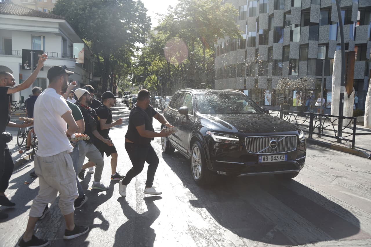 makina e deputetit ministrit sulmi me veze parlament toptani (9)