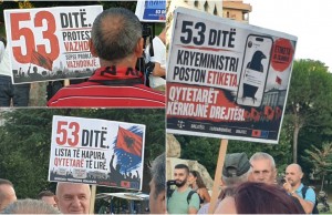 pankarta protesta 53
