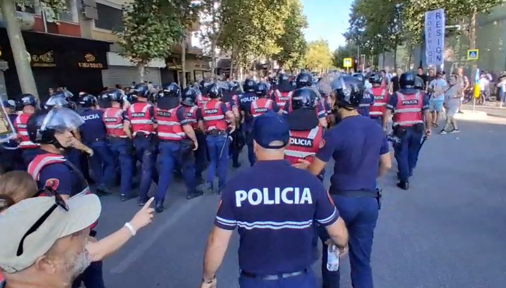 policia ndjek protestuesit