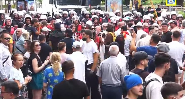 protesta para parlamentit