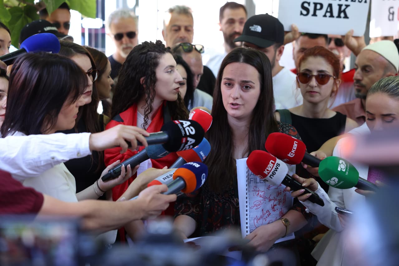 protesta para spak sidorela vatnikaj libri albania files (5)