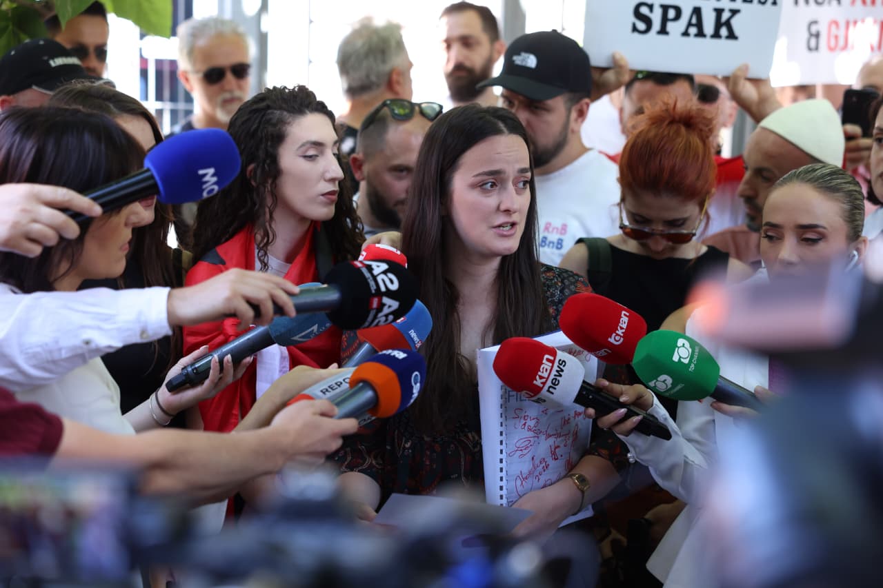 protesta para spak sidorela vatnikaj libri albania files (6)