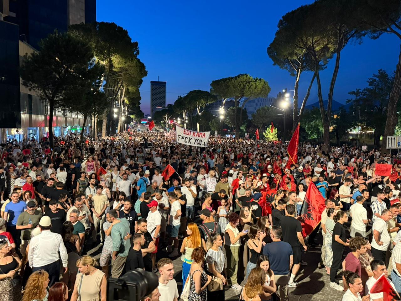 protestat pankarta tirane kryeministria edi rama (40)
