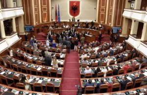 rama parlament goditet