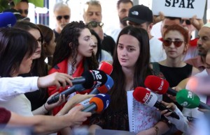 sidorela vatnikaj protesta spak rama. OKOKJPG